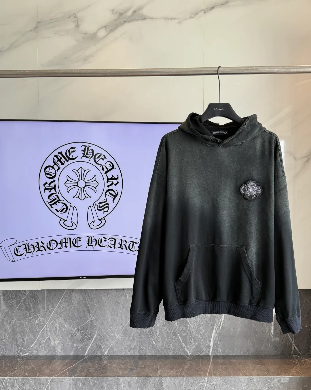 P320 🔥🔥🔥ceiling level 𝗖𝗵𝗿𝗼𝗺𝗲 𝗛𝗲𝗮𝗿𝘁𝘀/Cro Heart 2025 cross patch embroidery summer new original single counter American acid washed distressed laser burnt patch embroidery couple casual hooded sweatshirt 👑The highest version! Customized fabric 440g tripe terry fabric! American acid-washed and distressed original fabric laser burnt ✟appliqué embroidery and exquisite embroidery of letters! The best-selling model at the counter. It is very comfortable to wear. It is low-key yet luxurious. It is very classy when worn. The large size and tailoring are needless to say. The upper body is exquisite and vivid. 👍High-end first-class materials. A truly palace-level product. The cotton from Turkey is of outstanding quality. After heavy washing, the clothes are very soft! Not picky, the upper body is absolutely stylish and extremely luxurious. Auxiliary materials: The original model has been authenticated and labeled ➕100% silk washed with water label. Genuine purchase-grade original hangtag➕matching hanging rope➕3D hanging beads➕original packaging bag. Craftsmanship: The original version has consistent wiring! The highest version of the armhole matching technique! Countless times of pattern making to 100% restore the original appearance! The correct version is the same for men and women, super eye-catching, super good-looking, and super atmospheric! Color: White Black Royal Blue Size: S-XL